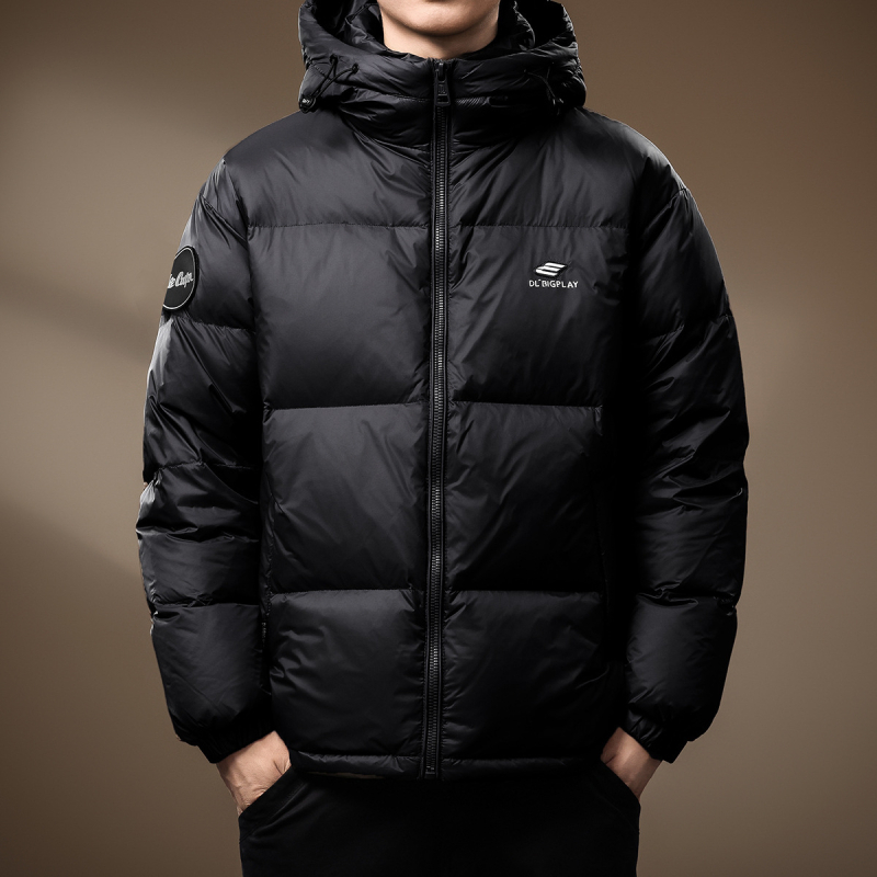 Muška down jakna s kapuljom, dužeg kroja, opuštene siluete, punilo 150–200 g