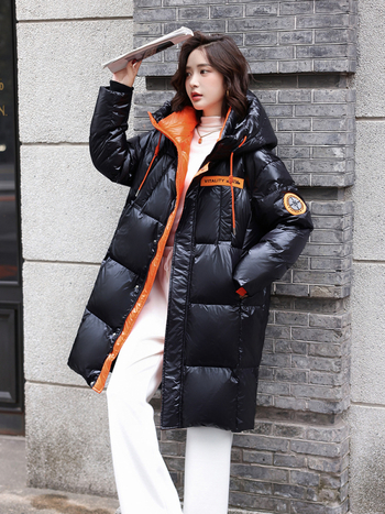 Γυναικείο μπουφάν με κουκούλα, χαλαρή γραμμή, μακρύ 80–100 εκ, φερμουάρ, παχύτερο πολυεστερικό εξωτερικό, γέμισμα από πάπιες 201–300 g, περιεκτικότητα σε πούπουλα 91–95%, κυκλοφορία χειμώνας 2025.