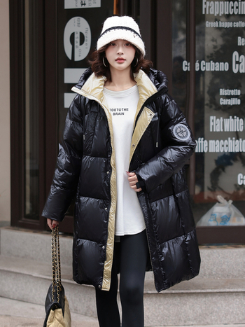Γυναικείο μπουφάν με κουκούλα, χαλαρή γραμμή, μακρύ 80–100 εκ, φερμουάρ, παχύτερο πολυεστερικό εξωτερικό, γέμισμα από πάπιες 201–300 g, περιεκτικότητα σε πούπουλα 91–95%, κυκλοφορία χειμώνας 2025.
