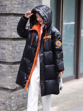 Γυναικείο μπουφάν με κουκούλα, χαλαρή γραμμή, μακρύ 80–100 εκ, φερμουάρ, παχύτερο πολυεστερικό εξωτερικό, γέμισμα από πάπιες 201–300 g, περιεκτικότητα σε πούπουλα 91–95%, κυκλοφορία χειμώνας 2025.