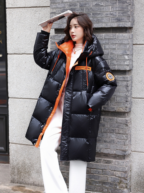 Γυναικείο μπουφάν με κουκούλα, χαλαρή γραμμή, μακρύ 80–100 εκ, φερμουάρ, παχύτερο πολυεστερικό εξωτερικό, γέμισμα από πάπιες 201–300 g, περιεκτικότητα σε πούπουλα 91–95%, κυκλοφορία χειμώνας 2025.