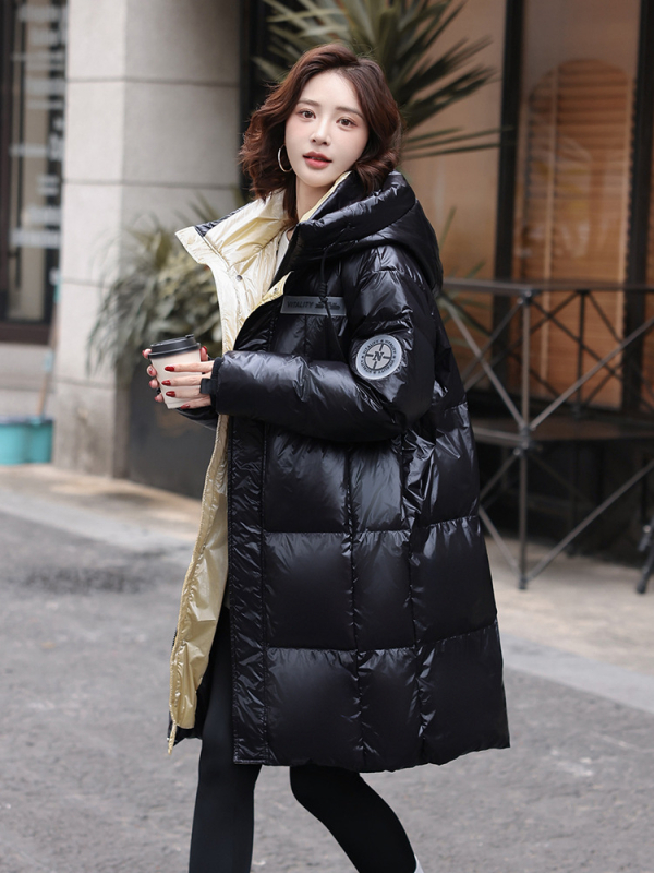 Γυναικείο μπουφάν με κουκούλα, χαλαρή γραμμή, μακρύ 80–100 εκ, φερμουάρ, παχύτερο πολυεστερικό εξωτερικό, γέμισμα από πάπιες 201–300 g, περιεκτικότητα σε πούπουλα 91–95%, κυκλοφορία χειμώνας 2025.