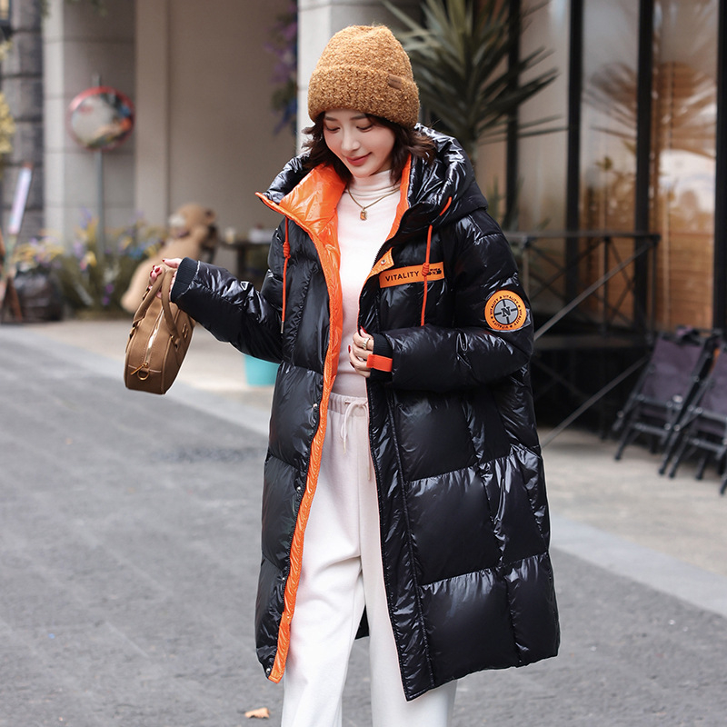 Γυναικείο μπουφάν με κουκούλα, χαλαρή γραμμή, μακρύ 80–100 εκ, φερμουάρ, παχύτερο πολυεστερικό εξωτερικό, γέμισμα από πάπιες 201–300 g, περιεκτικότητα σε πούπουλα 91–95%, κυκλοφορία χειμώνας 2025.