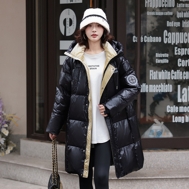 Γυναικείο μπουφάν με κουκούλα, χαλαρή γραμμή, μακρύ 80–100 εκ, φερμουάρ, παχύτερο πολυεστερικό εξωτερικό, γέμισμα από πάπιες 201–300 g, περιεκτικότητα σε πούπουλα 91–95%, κυκλοφορία χειμώνας 2025.