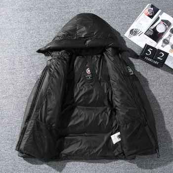 Jachetă de iarnă cu puf, glugă, croială lejeră, umplutură din puf de rață alb, conținut puf 86–90%, fluență 650, izolație groasă