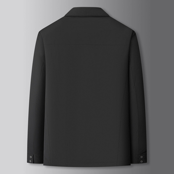 Muška down jakna s kapuljom, slobodnog kroja, jednostruko kopčanje, tanak i dugi zimskih komad, punilo od bijelog gusjeg perja 86–90%.