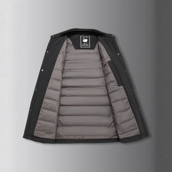 Muška down jakna s kapuljom, slobodnog kroja, jednostruko kopčanje, tanak i dugi zimskih komad, punilo od bijelog gusjeg perja 86–90%.