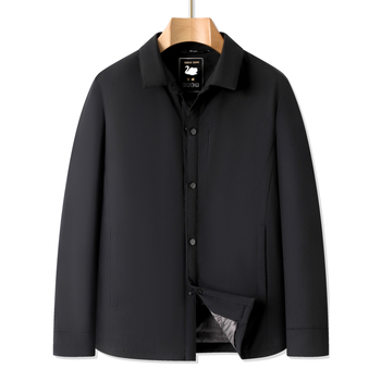 Muška down jakna s kapuljom, slobodnog kroja, jednostruko kopčanje, tanak i dugi zimskih komad, punilo od bijelog gusjeg perja 86–90%.