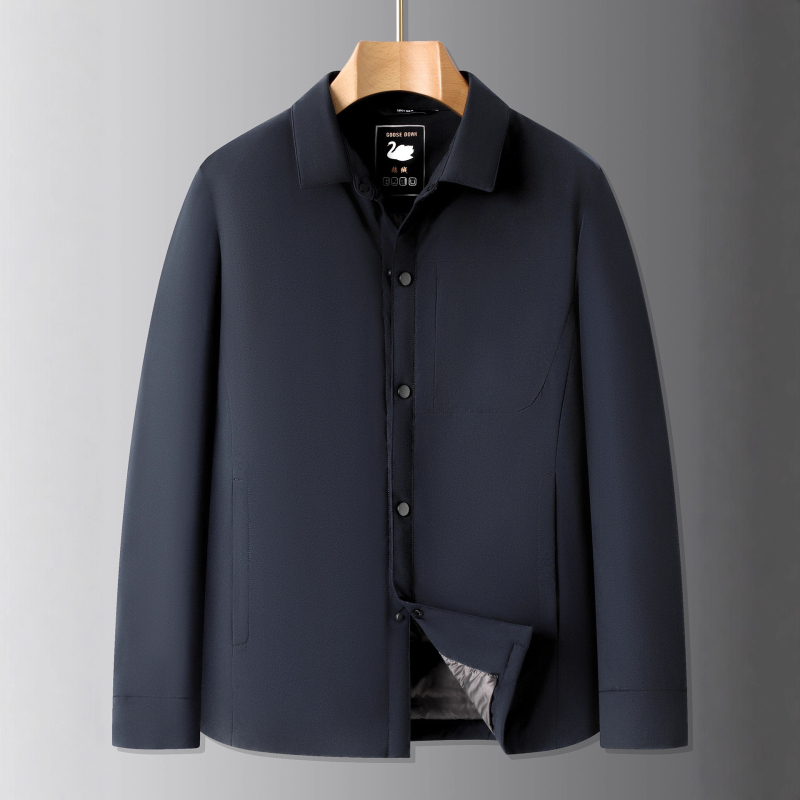 Muška down jakna s kapuljom, slobodnog kroja, jednostruko kopčanje, tanak i dugi zimskih komad, punilo od bijelog gusjeg perja 86–90%.