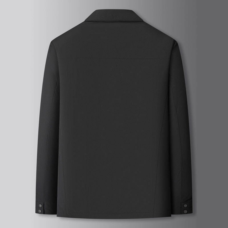 Muška down jakna s kapuljom, slobodnog kroja, jednostruko kopčanje, tanak i dugi zimskih komad, punilo od bijelog gusjeg perja 86–90%.