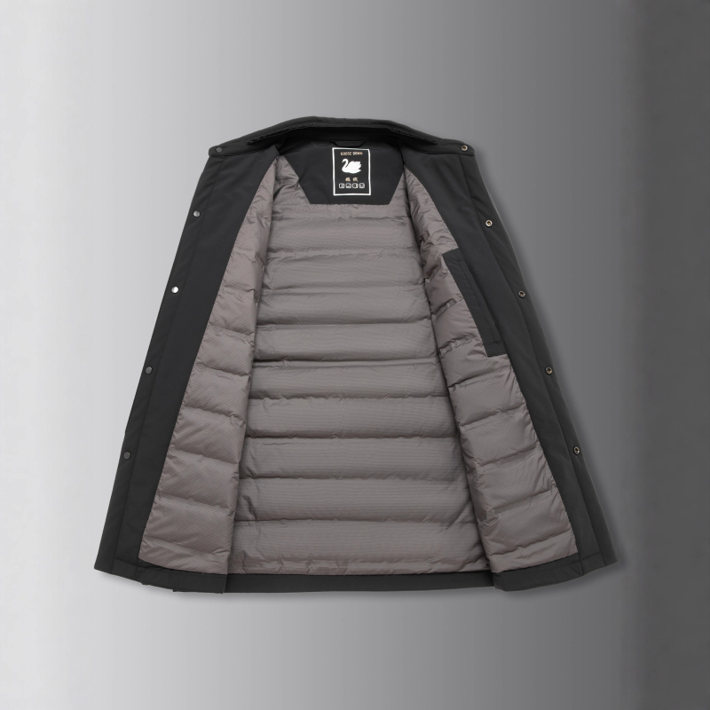 Muška down jakna s kapuljom, slobodnog kroja, jednostruko kopčanje, tanak i dugi zimskih komad, punilo od bijelog gusjeg perja 86–90%.