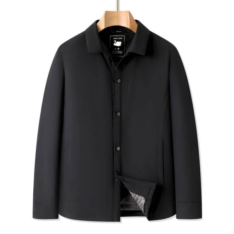 Muška down jakna s kapuljom, slobodnog kroja, jednostruko kopčanje, tanak i dugi zimskih komad, punilo od bijelog gusjeg perja 86–90%.