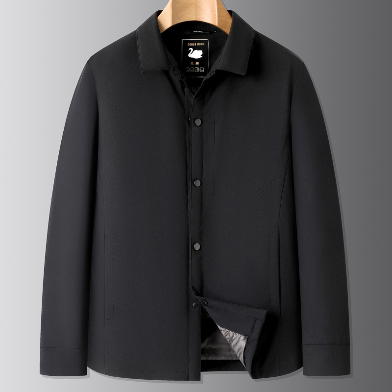 Muška down jakna s kapuljom, slobodnog kroja, jednostruko kopčanje, tanak i dugi zimskih komad, punilo od bijelog gusjeg perja 86–90%.