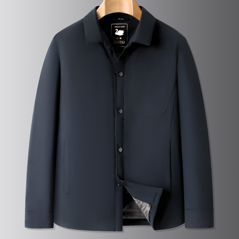 Muška down jakna s kapuljom, slobodnog kroja, jednostruko kopčanje, tanak i dugi zimskih komad, punilo od bijelog gusjeg perja 86–90%.