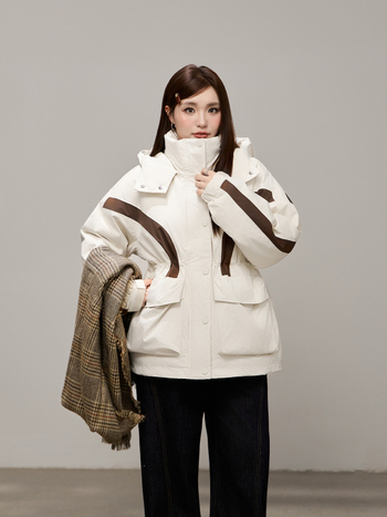 Geacă puf cu glugă pentru iarna 2025, design casual în stil workwear, umplutură din puf de rață alb, material principal 95% poliester, lungime medie, croială lejeră