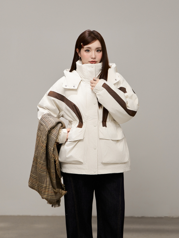 Geacă puf cu glugă pentru iarna 2025, design casual în stil workwear, umplutură din puf de rață alb, material principal 95% poliester, lungime medie, croială lejeră