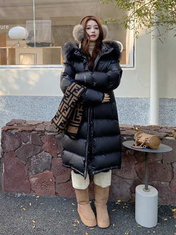 Geacă lungă de iarnă cu grafen, glugă, guler din blană raccoon; puf 51–55%, umplutură 301–350 g; slim fit; iarna 2025