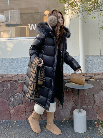 Geacă lungă de iarnă cu grafen, glugă, guler din blană raccoon; puf 51–55%, umplutură 301–350 g; slim fit; iarna 2025