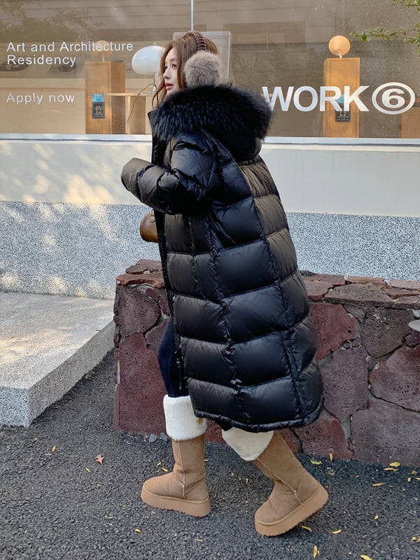 Geacă lungă de iarnă cu grafen, glugă, guler din blană raccoon; puf 51–55%, umplutură 301–350 g; slim fit; iarna 2025