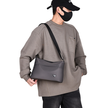 Muška crossbody torba, PU materijal, gradski stil, prozračna i vodootporna, ultra lagana, dizajn za smanjenje opterećenja