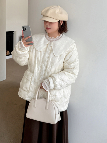 Geacă de damă din puf cu umplutură de puf de rață, conținut 76–90% puf, guler tip păpușă, fermoar, țesătură din nylon