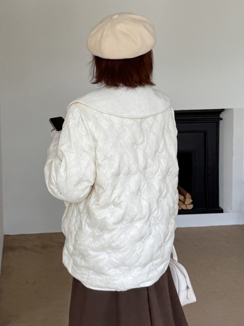 Geacă de damă din puf cu umplutură de puf de rață, conținut 76–90% puf, guler tip păpușă, fermoar, țesătură din nylon