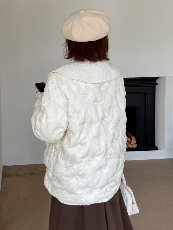 Geacă de damă din puf cu umplutură de puf de rață, conținut 76–90% puf, guler tip păpușă, fermoar, țesătură din nylon