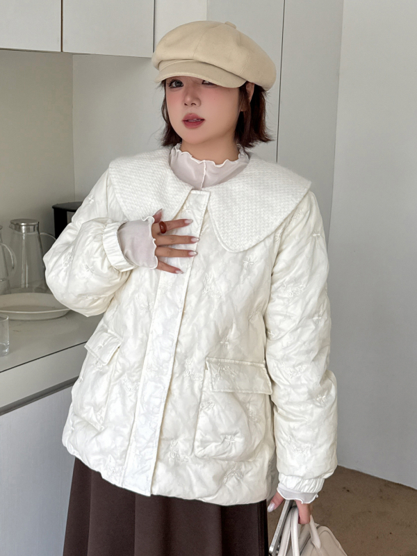 Geacă de damă din puf cu umplutură de puf de rață, conținut 76–90% puf, guler tip păpușă, fermoar, țesătură din nylon