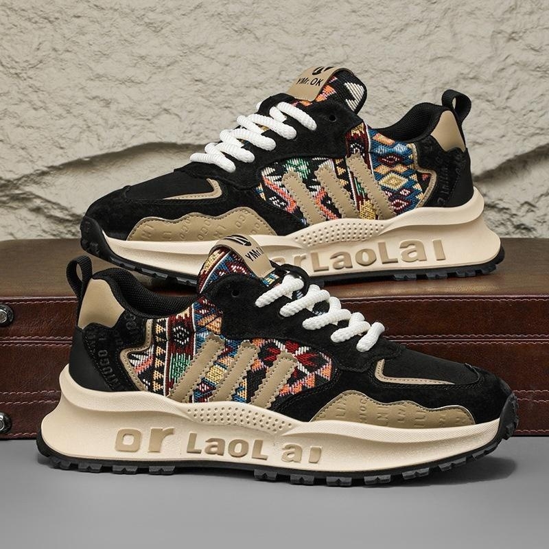 Férfi sportcipő vastag talppal, alacsony felső rész, textile felsőrész hálós mintával, belső háló és textil talptalp, fűzővel záródó, injektált talp, kerek orr