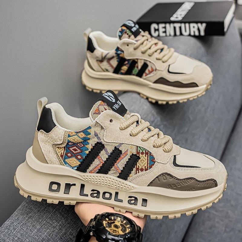 Férfi sportcipő vastag talppal, alacsony felső rész, textile felsőrész hálós mintával, belső háló és textil talptalp, fűzővel záródó, injektált talp, kerek orr