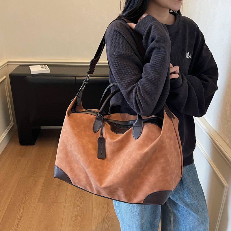 Unisex PU putna torba preko ramena za sport, kapacitet 20–35 L, podstava od poliestera, jednobojni uzorak, gradski stil