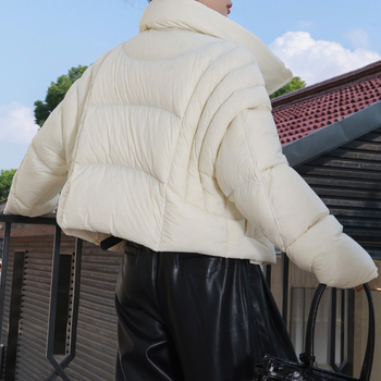 Ženska kratka puffer jakna, dužina 40–50 cm, punilo 101–200 g, 91–95% perja, poliester, stojeći ovratnik, zimska kolekcija 2025