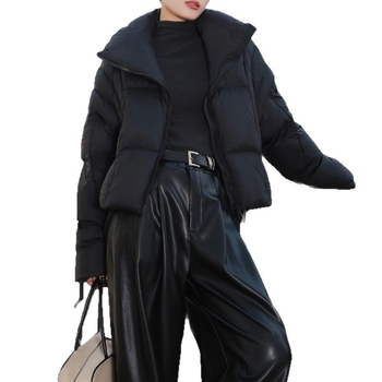 Ženska kratka puffer jakna, dužina 40–50 cm, punilo 101–200 g, 91–95% perja, poliester, stojeći ovratnik, zimska kolekcija 2025