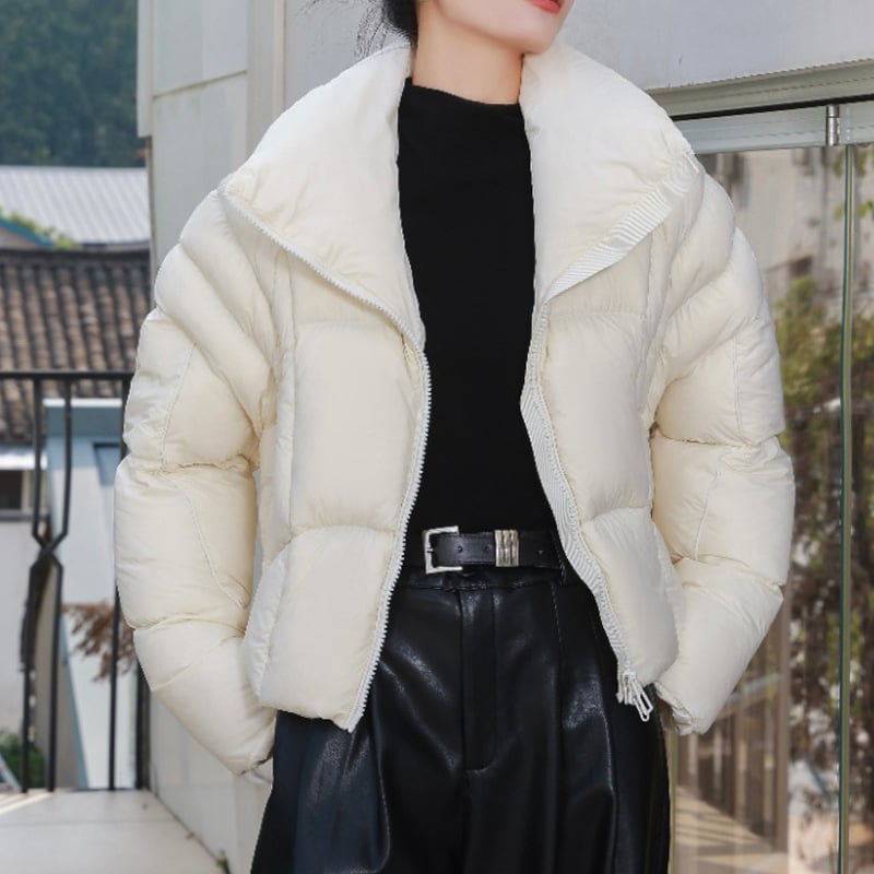 Ženska kratka puffer jakna, dužina 40–50 cm, punilo 101–200 g, 91–95% perja, poliester, stojeći ovratnik, zimska kolekcija 2025
