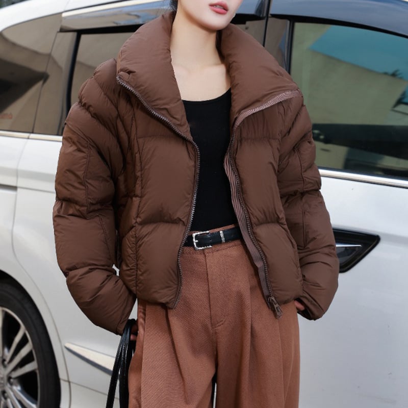 Ženska kratka puffer jakna, dužina 40–50 cm, punilo 101–200 g, 91–95% perja, poliester, stojeći ovratnik, zimska kolekcija 2025