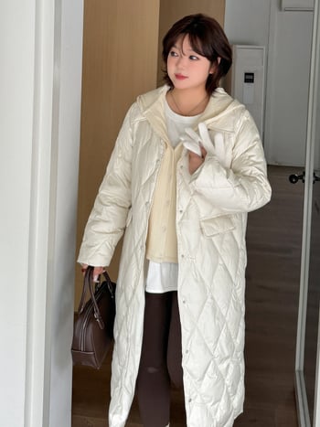 Geacă de damă cu glugă, lungime medie, croială lejeră, 86–90% puf, umplutură 201–300 g