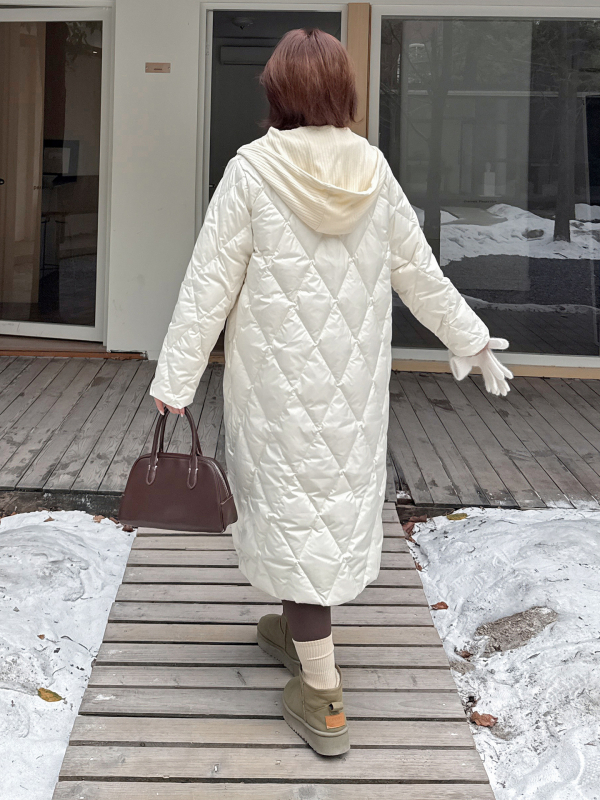 Geacă de damă cu glugă, lungime medie, croială lejeră, 86–90% puf, umplutură 201–300 g