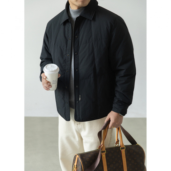 Muška lagana down jakna s ovratnikom, punilo od bijelog patka, postotak perja 66-70%, snaga ispunjenja 900, zaštita od hladnoće (-50°C do -20°C).