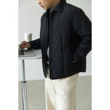 Muška lagana down jakna s ovratnikom, punilo od bijelog patka, postotak perja 66-70%, snaga ispunjenja 900, zaštita od hladnoće (-50°C do -20°C).