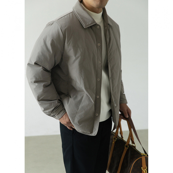 Muška lagana down jakna s ovratnikom, punilo od bijelog patka, postotak perja 66-70%, snaga ispunjenja 900, zaštita od hladnoće (-50°C do -20°C).