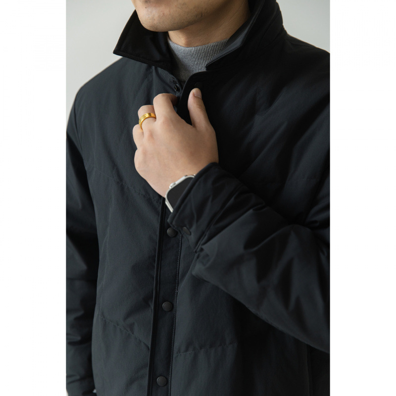 Muška lagana down jakna s ovratnikom, punilo od bijelog patka, postotak perja 66-70%, snaga ispunjenja 900, zaštita od hladnoće (-50°C do -20°C).