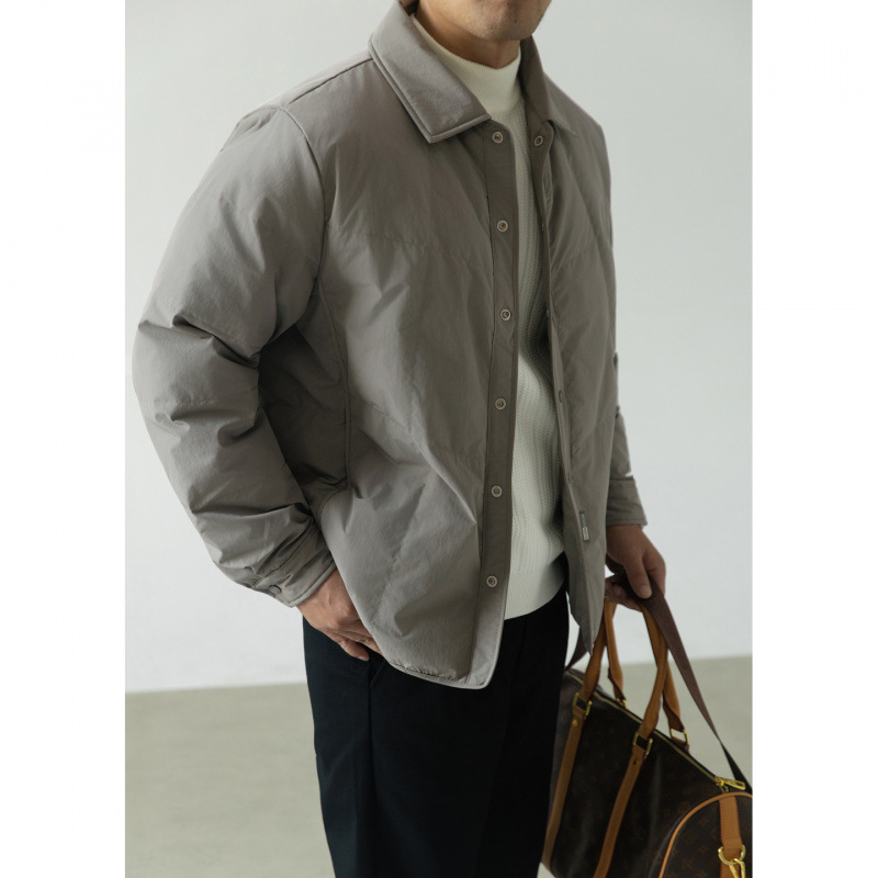 Muška lagana down jakna s ovratnikom, punilo od bijelog patka, postotak perja 66-70%, snaga ispunjenja 900, zaštita od hladnoće (-50°C do -20°C).