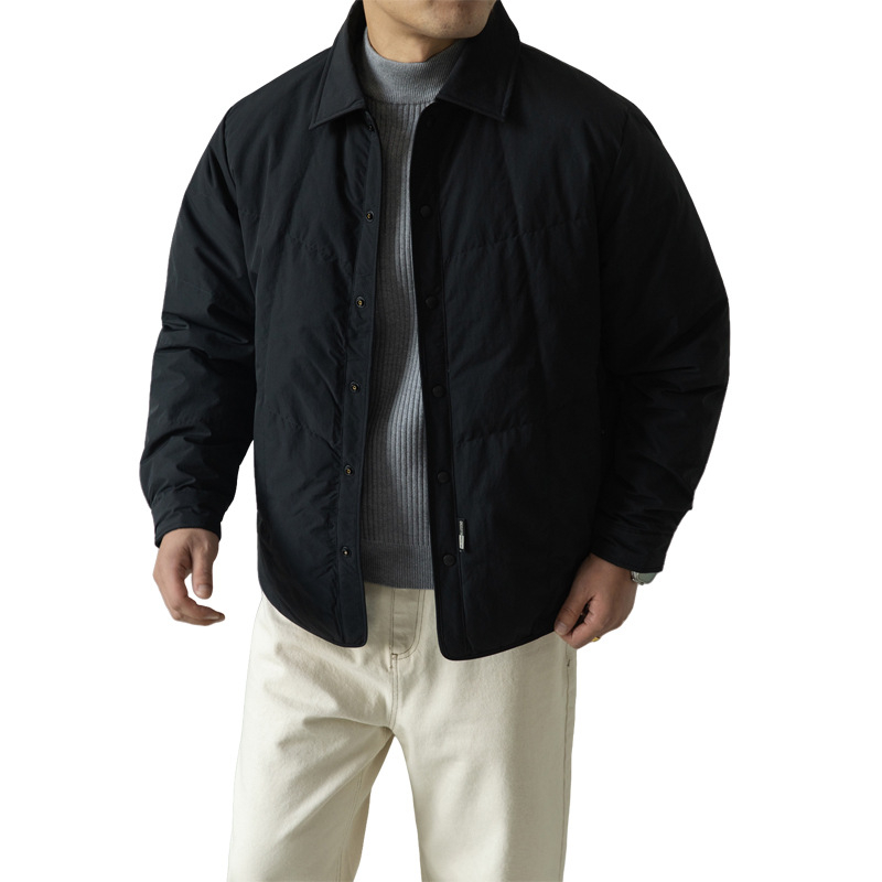 Muška lagana down jakna s ovratnikom, punilo od bijelog patka, postotak perja 66-70%, snaga ispunjenja 900, zaštita od hladnoće (-50°C do -20°C).