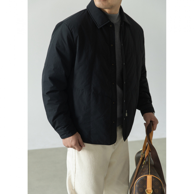 Muška lagana down jakna s ovratnikom, punilo od bijelog patka, postotak perja 66-70%, snaga ispunjenja 900, zaštita od hladnoće (-50°C do -20°C).