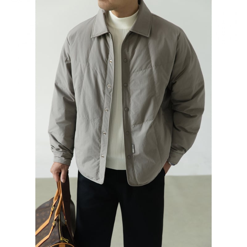 Muška lagana down jakna s ovratnikom, punilo od bijelog patka, postotak perja 66-70%, snaga ispunjenja 900, zaštita od hladnoće (-50°C do -20°C).