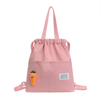 Platneni ruksak u gradskoj maniri, vertikalni kvadratni oblik, zatvarač, unutarnji džepovi za telefon i osobnu iskaznicu