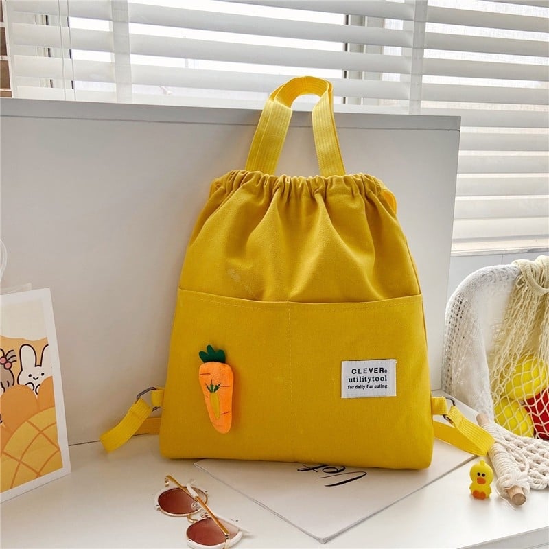 Platneni ruksak u gradskoj maniri, vertikalni kvadratni oblik, zatvarač, unutarnji džepovi za telefon i osobnu iskaznicu