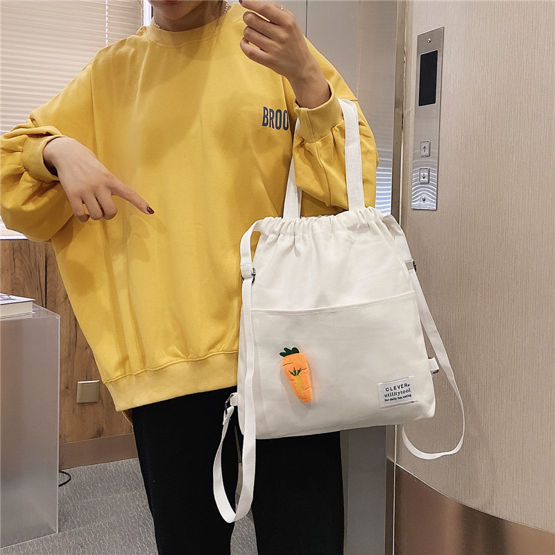 Platneni ruksak u gradskoj maniri, vertikalni kvadratni oblik, zatvarač, unutarnji džepovi za telefon i osobnu iskaznicu