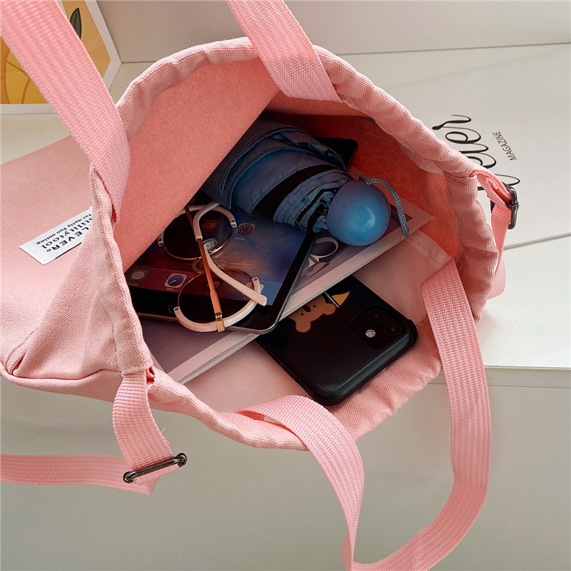 Platneni ruksak u gradskoj maniri, vertikalni kvadratni oblik, zatvarač, unutarnji džepovi za telefon i osobnu iskaznicu