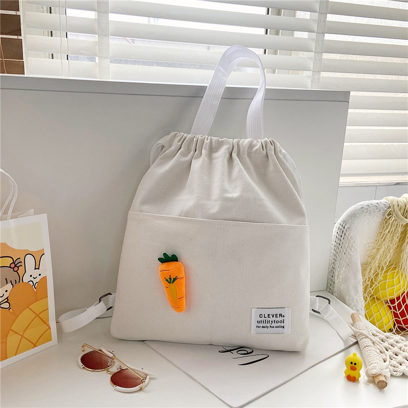 Platneni ruksak u gradskoj maniri, vertikalni kvadratni oblik, zatvarač, unutarnji džepovi za telefon i osobnu iskaznicu